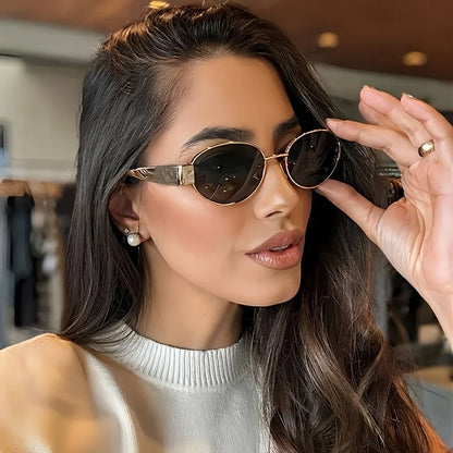 🔥 زوجان من نظارات شمسية… وحضور واحد لا يُنسى