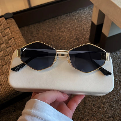 🔥 زوجان من نظارات شمسية… وحضور واحد لا يُنسى